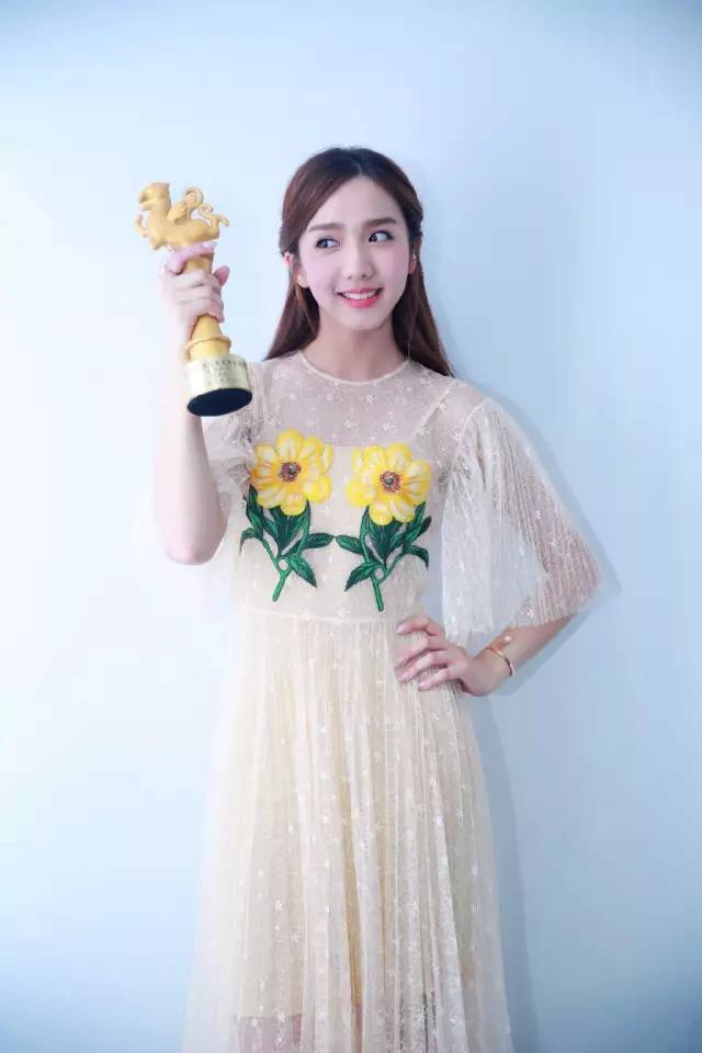 女版易烊千玺,小热巴,围观北电中戏上戏新生,粉丝