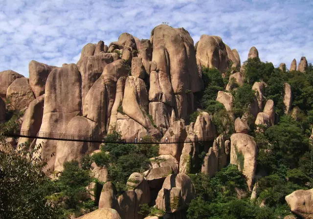 嵖岈山系伏牛山东缘余脉,又名玲珑山,石猴仙山,山势嵯峨,怪石林立,是