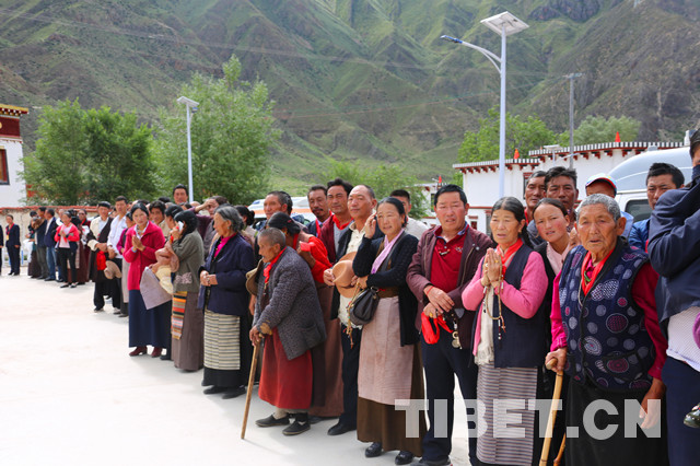 察雅县县委书记任厚明向十一世班禅敬献哈达,并引导班禅一行进入广东