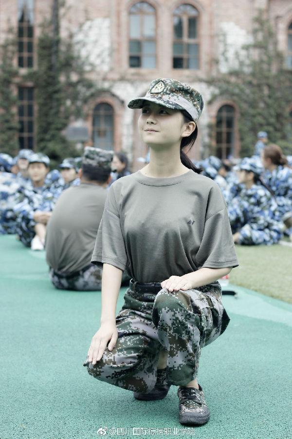 军训女教官颜值高,对同学的要求更高!