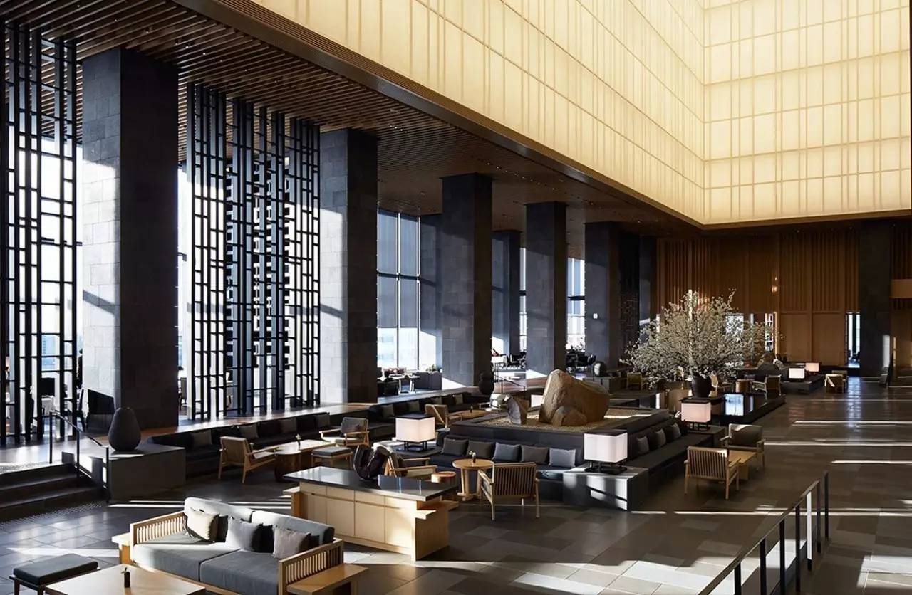 挑高近 30 米的酒店大堂充满了极富日式特色的纸灯元素:层层相叠的