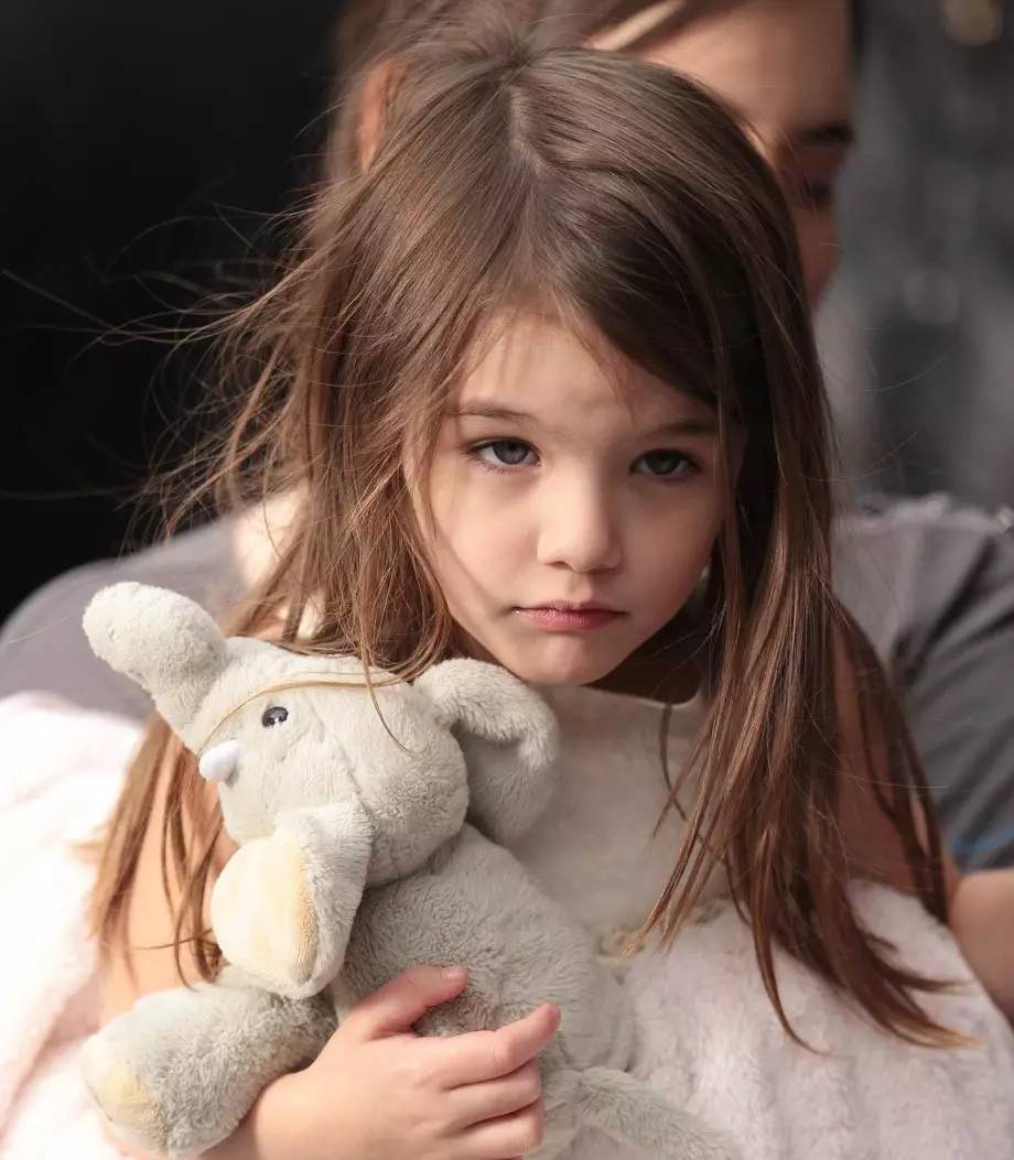 失去千万家产和父爱后阿汤哥女儿长残了却拥有了最快乐的童年