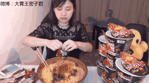 表演自己一口气吃了十碗火鸡面,随即爆红,同期名为《中国大胃王密子君