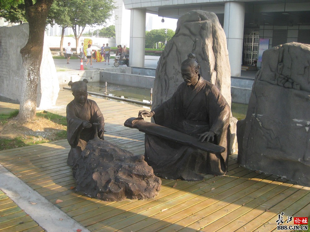 钟子期俞伯牙雕塑“现身”琴台音乐厅_凤凰资讯