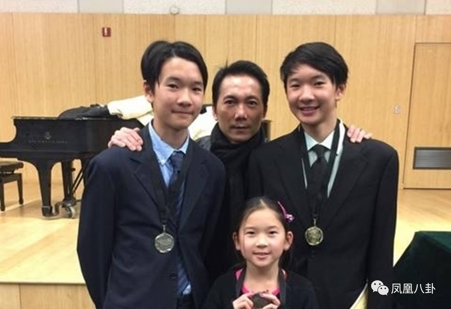 二人还生了一对双胞胎儿子和可爱的女儿,就是这样幸福美满的家庭,邹