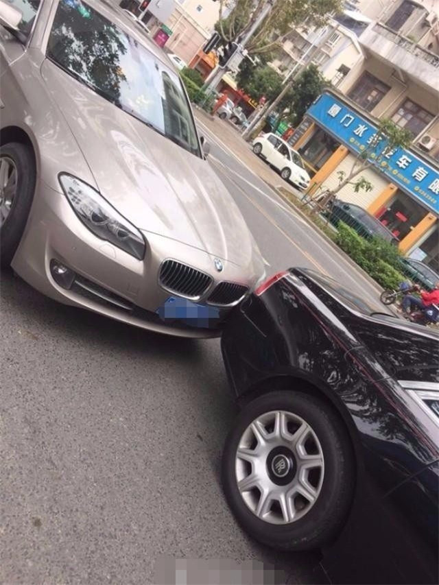 40万宝马追尾400万的豪车车主下车一看没想到是自己媳妇