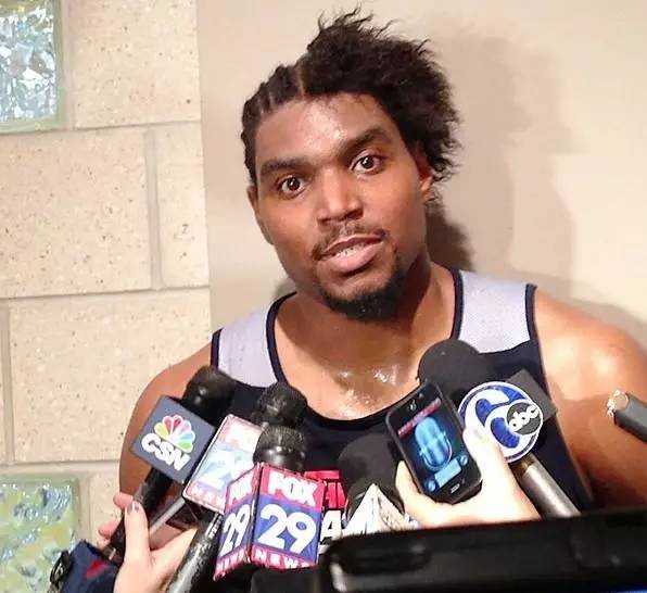 在一场步行者主场迎战公牛的比赛中,拜纳姆中场时段忙里偷闲跑去