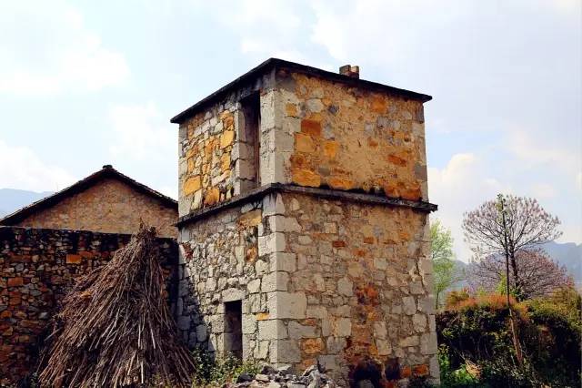 旅游这座世界最高桥连接了世界也唤醒了宣威尼珠河畔沉睡百年的石头村