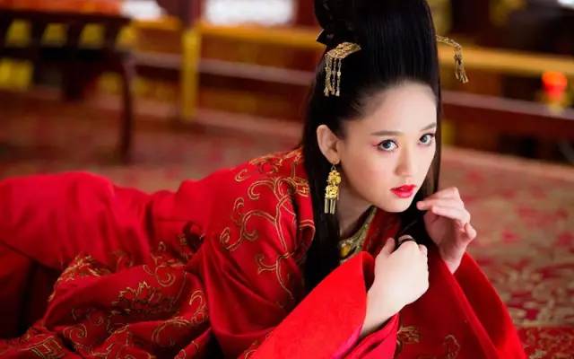 她被佟大为"求婚",是霍建华前任,历经家暴,被雪藏,如今38岁活出了20岁