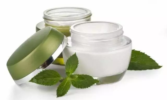 这时候更换同样要讲究循序渐进,应先从外围,也就是洗面卸妆产品和紧肤