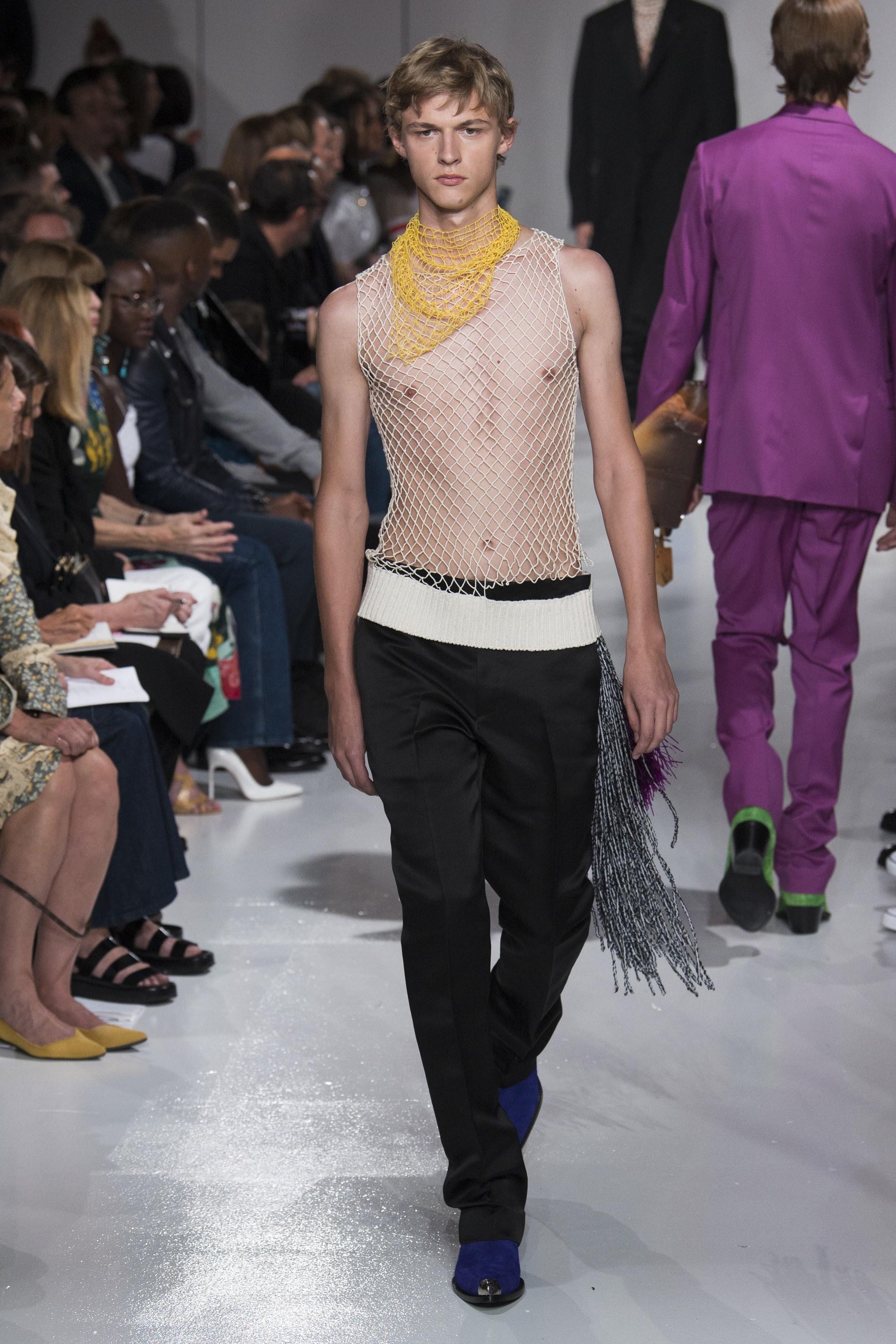 cindy crawford的逆天长腿女儿在ck贡献了自己的t台首秀_凤凰资讯