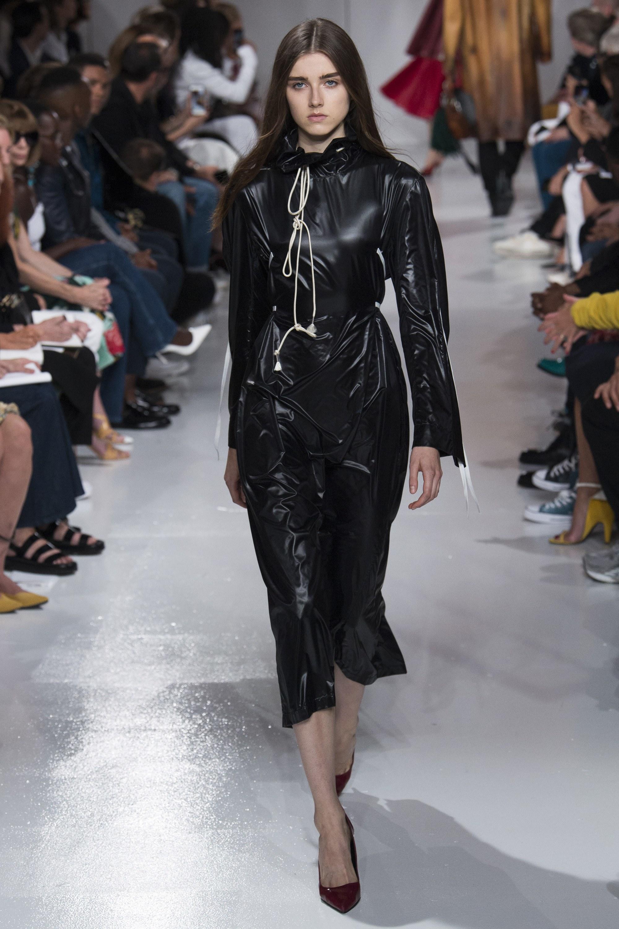 cindy crawford的逆天长腿女儿在ck贡献了自己的t台首秀