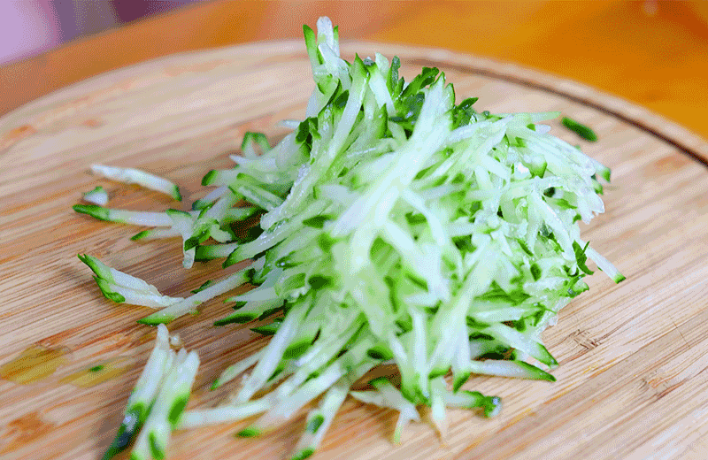 青椒,黄瓜切小丁