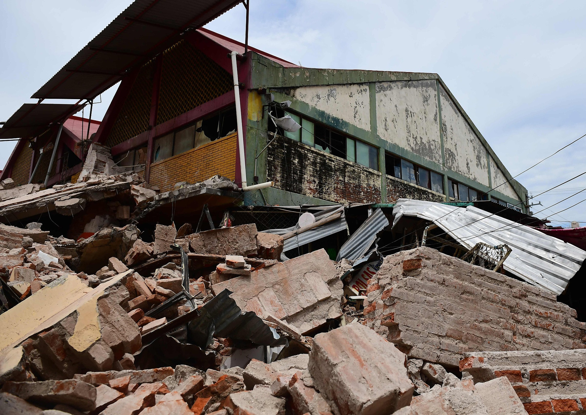 2級地震已致60人死亡 震後一片狼藉