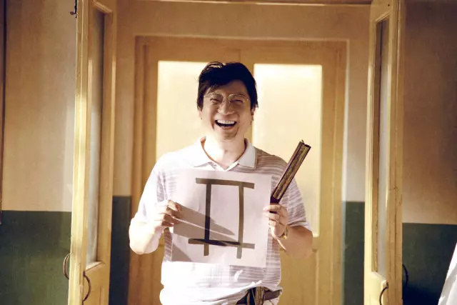 笑起来脸上像开了的桃花,而他的同桌居然是我极为鄙视的猥琐的孙胖子