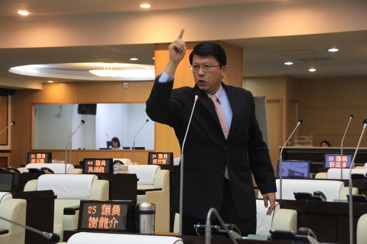 谢龙介台北租屋喊话赖清德:"一路跟随,一生监督"