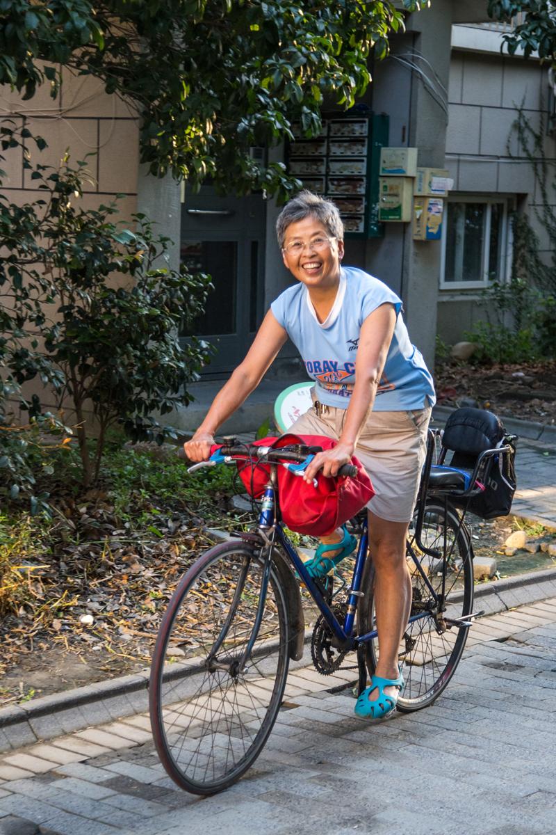 65岁的姚阿姨,每天骑着这辆自行车去西湖边游泳. 记者陈中秋摄