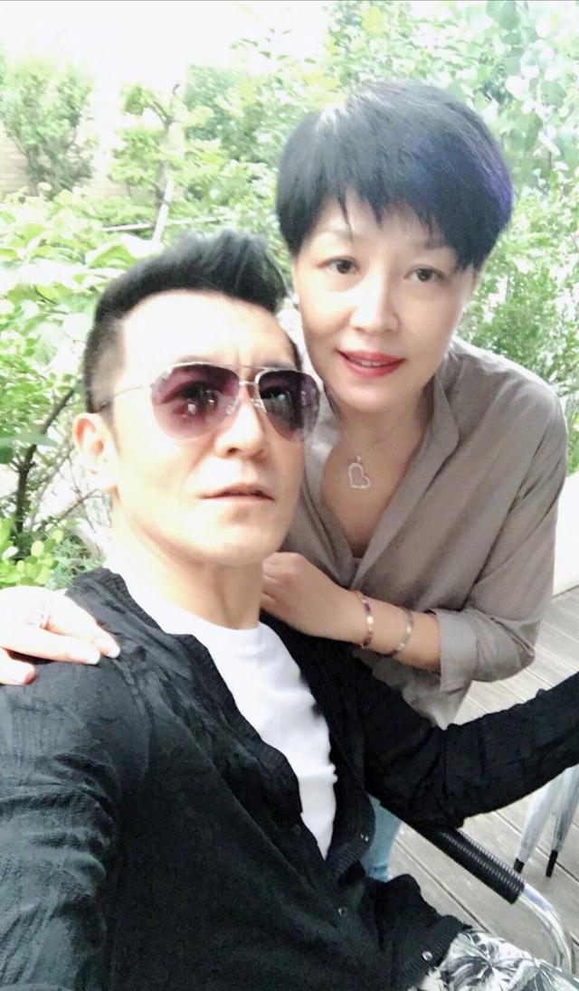 49岁李咏剪掉多年长发居然帅成了这个样子网友直呼男神