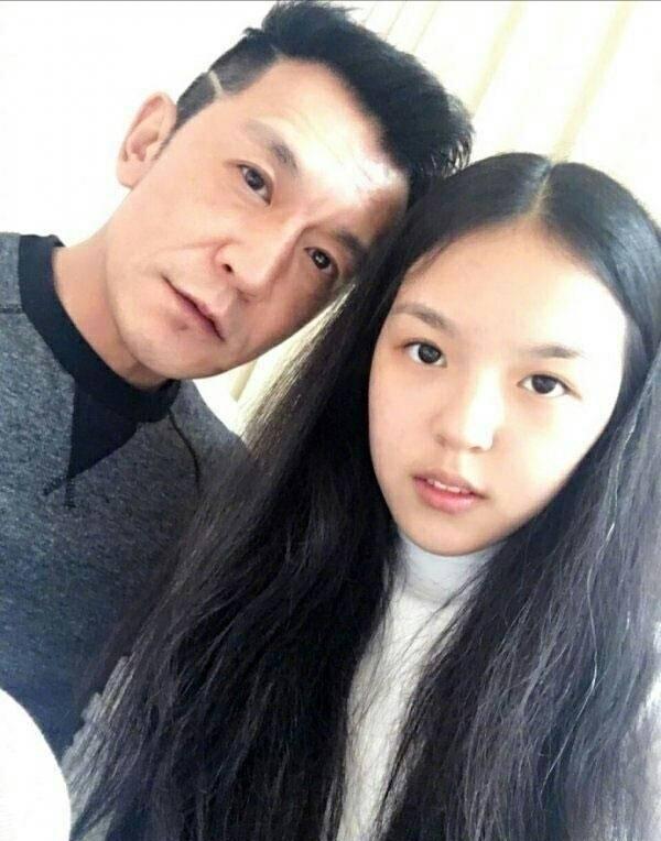 49岁李咏剪掉多年长发居然帅成了这个样子网友直呼男神