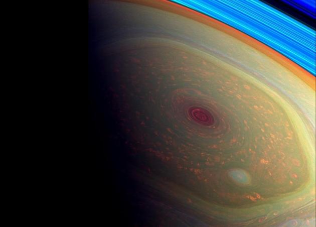 土星拥有一个六边形风暴,持续肆虐土星北极地区.