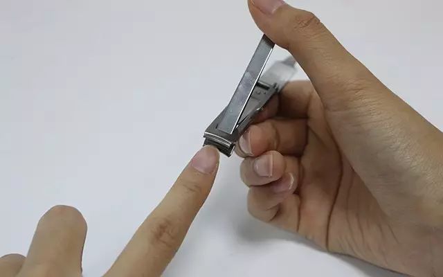 特殊的折叠设计,让指甲刀在使用时开合角度甚至能够达到 90 度,不像
