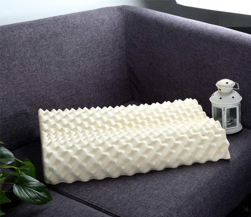 而乳胶枕采用的是蜂巢式的气孔设计,有利于空气的流通,使人体排出的