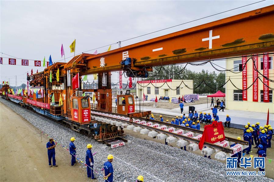 江汉平原货运铁路轨道全线铺通