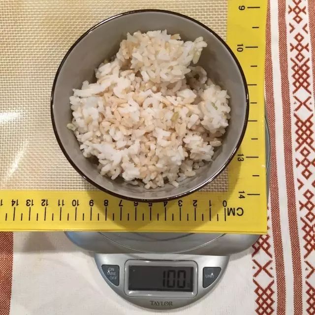 二两米也就是生米100g煮出来的米饭,按照生熟比1:3,折合米饭差不多是