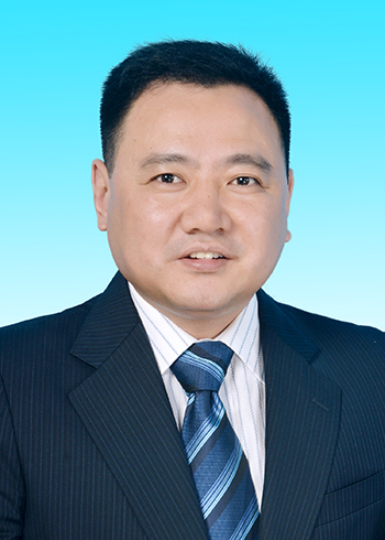 结束,仍有部分病人和家属围着主任医师谭小林和科室主任曹国兴副主任