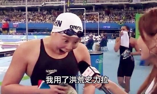 尔康的招牌动作"伸手咆哮"