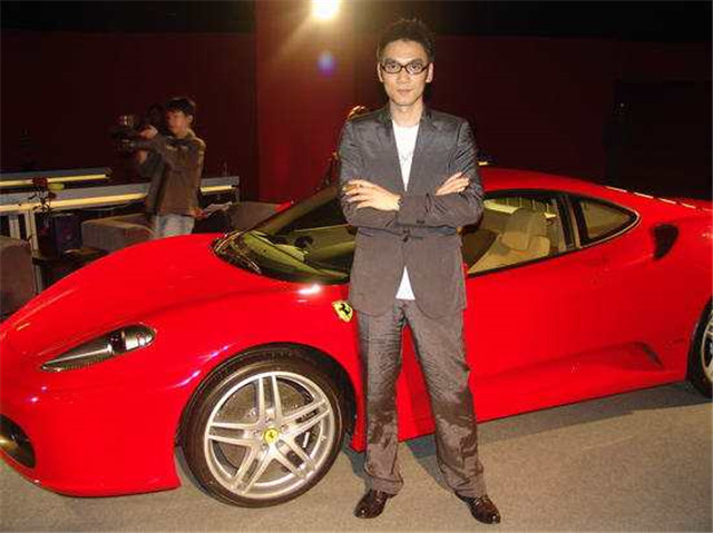 他唱一首歌就爆红,为事业抛下妻子娶超模,今47岁开豪车成这样!