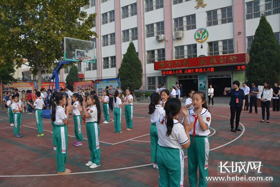 衡水市滏阳小学的学生正在传唱社会主义核心价值观童谣.