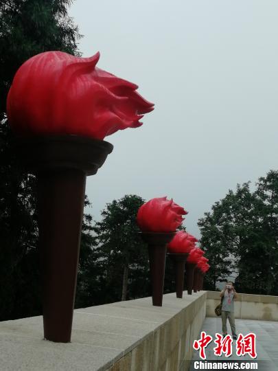 新建成的江西井冈山南山火炬广场矗立着90个火炬,寓意着90周年的纪念.