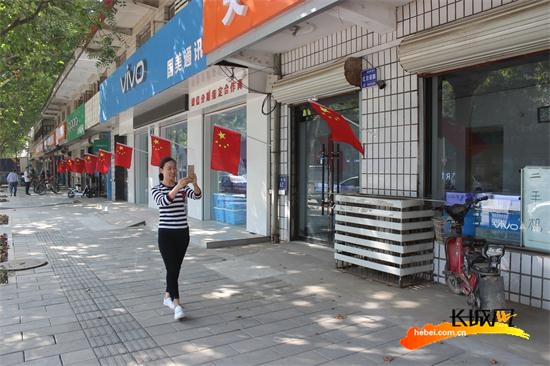 千面国旗扮靓深泽县城