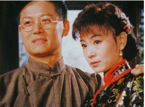 《青青河边草》中扮演小草的父亲傅元凯在琼瑶剧里,徐乃麟先后跟秦汉