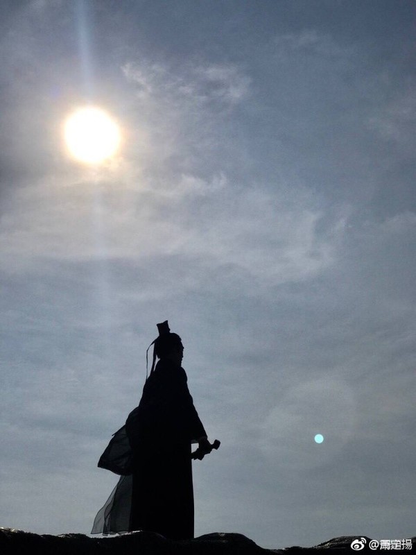 导演在微博上公布了电影的新一批片场照,其中不仅有曹操的霸气背影