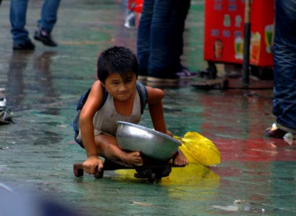 小孩被拐3年,街头乞讨突然认出妈妈,但妈妈行为举止让世人扎心