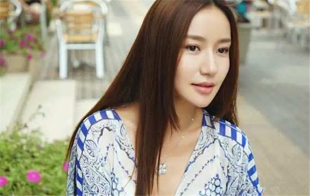 她是达芙妮老板娘,两次搭档吴秀波未火,今35岁坐豪车低调出行!