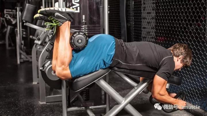 健身新手练习俯卧屈腿的时候要避免中招