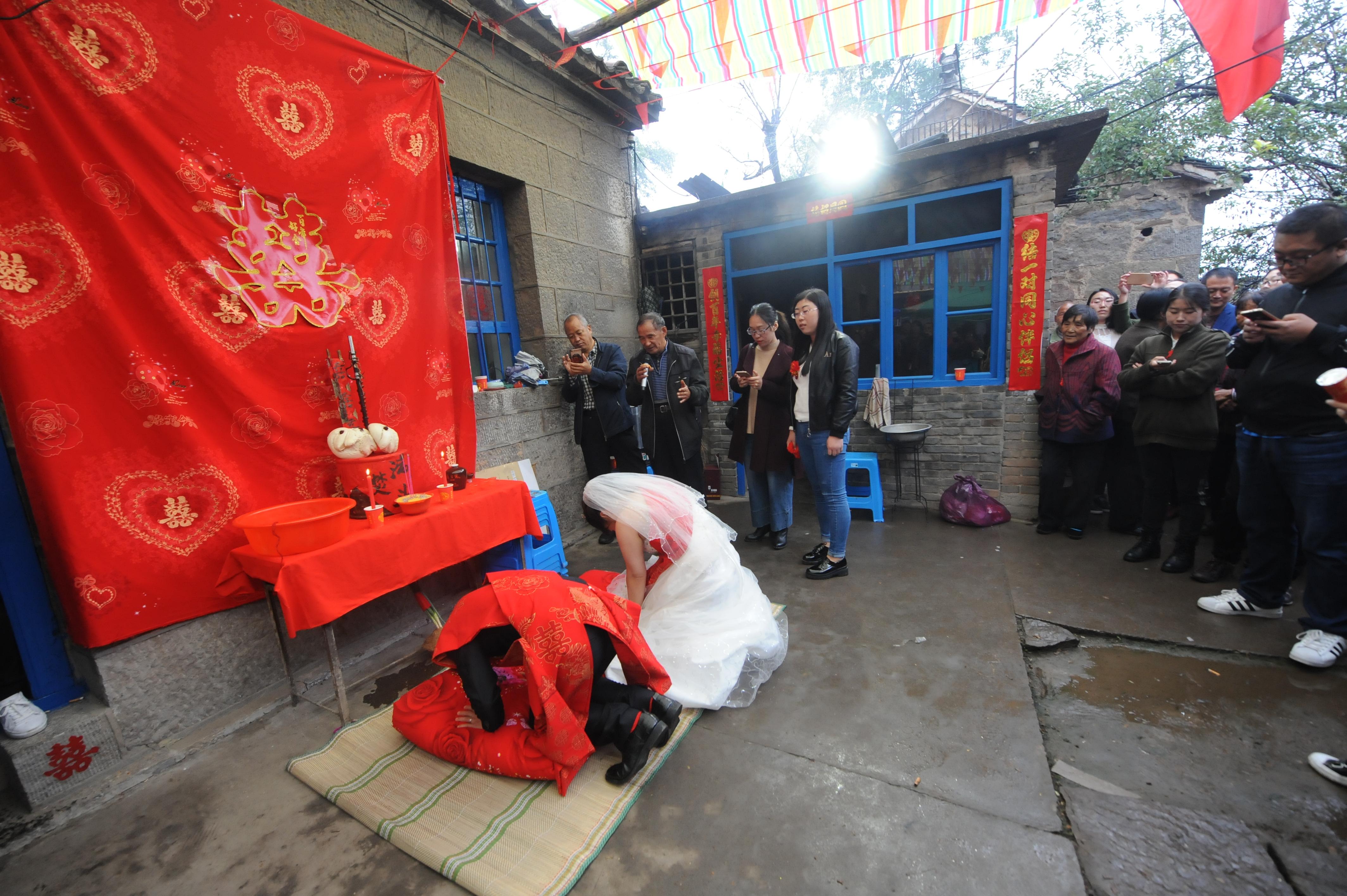 拜天地,拜父母,夫妻对拜,婚礼仪式也依然延续着传统.