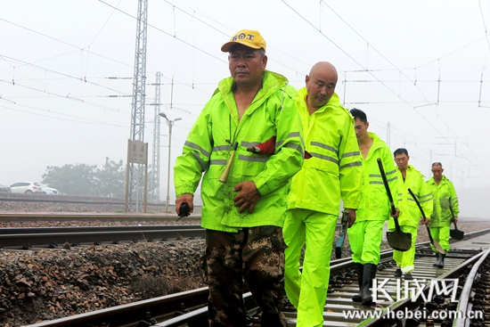 石家庄工务段积极应对强降雨天气
