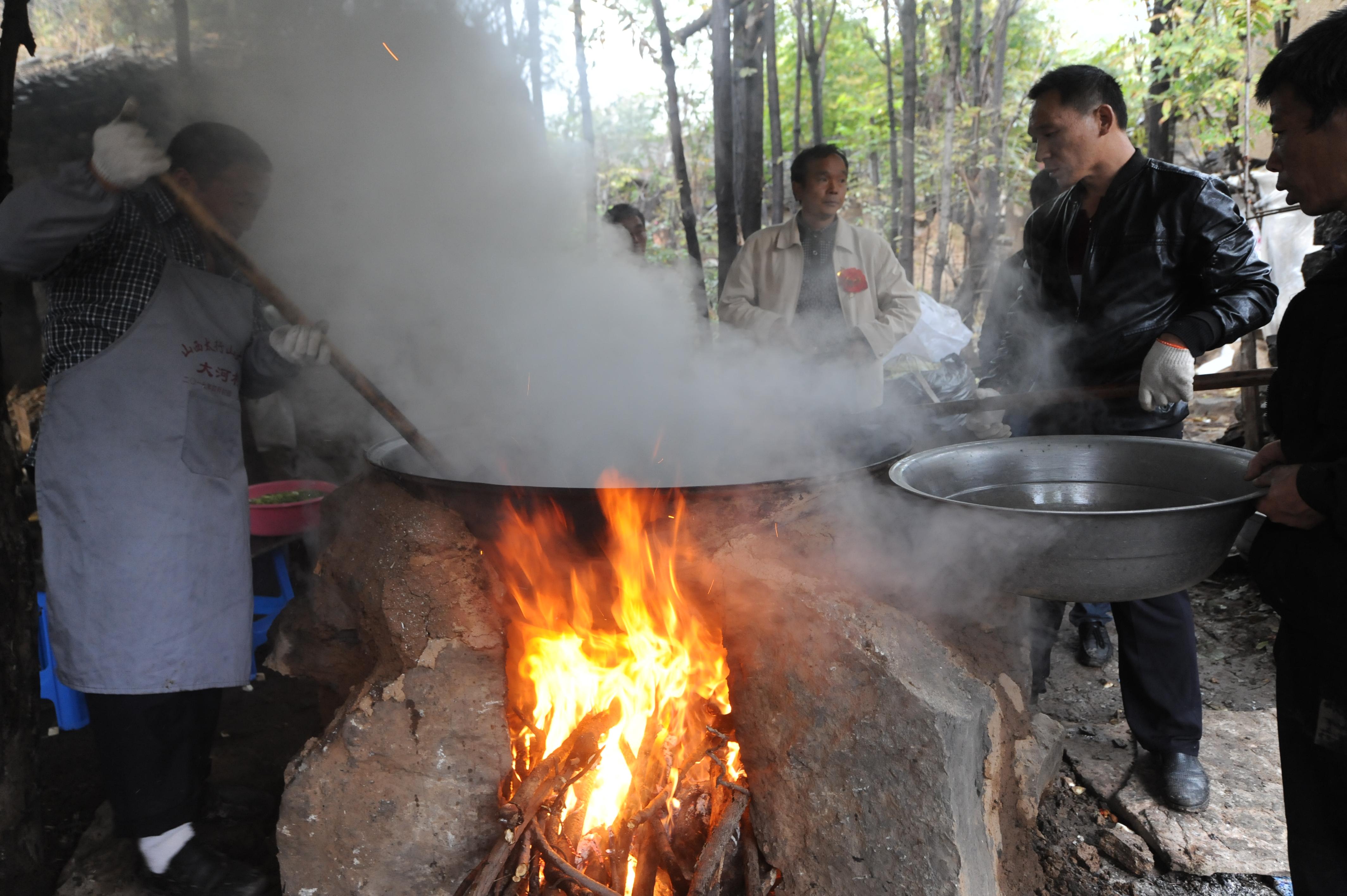 上午10时,食材全部准备就绪,柴火将锅灶点燃,大锅饭拉开序幕.