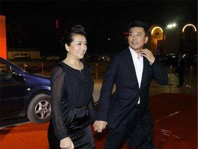 他54岁本该做爷爷,但做了爸爸,今娶小17岁娇妻豪车出行,幸福!