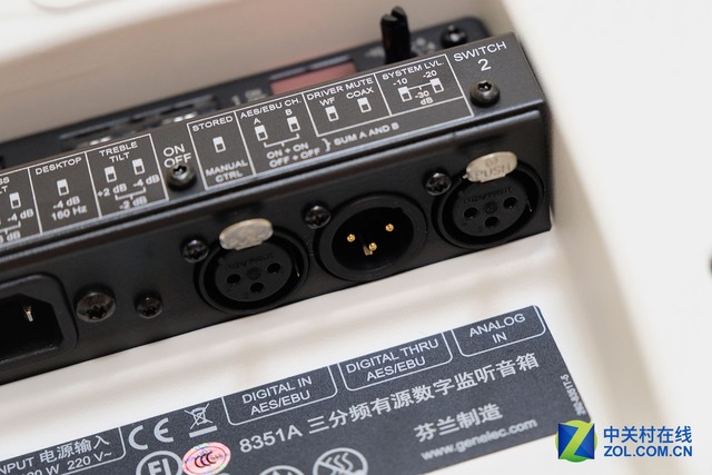 音箱背部的接口以及开关