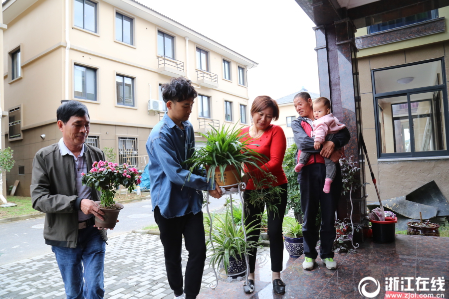 10月13日,湖州市吴兴区埭溪镇贯边村,村民李旭强一家告别世代居住的