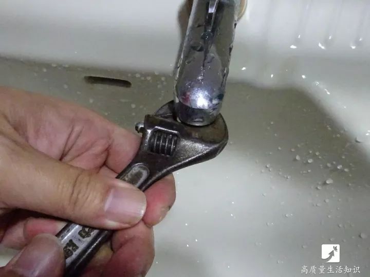 水龙头出水越来越小的原因是这个,用这妙招轻松解决