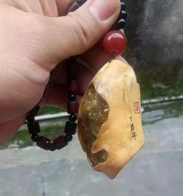 不一样的翡翠原石,结果被雕刻师玩出不一样的效果,雕刻师真会玩