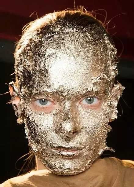 rick owens的铜人妆!excuse me?这位化妆师是想模仿我大天朝的十八铜