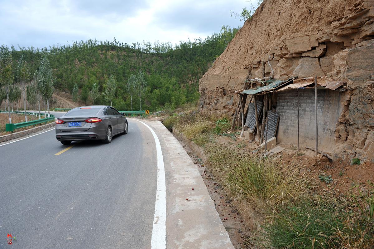 农村老教师路边办板报,坚持20年宣传正能量