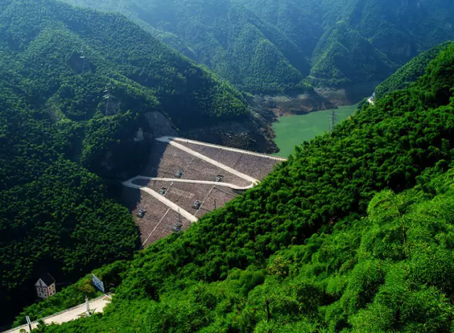 老虎潭水库770米长的大坝,南北横卧;500公顷湖面上,倒映着蓝天白云